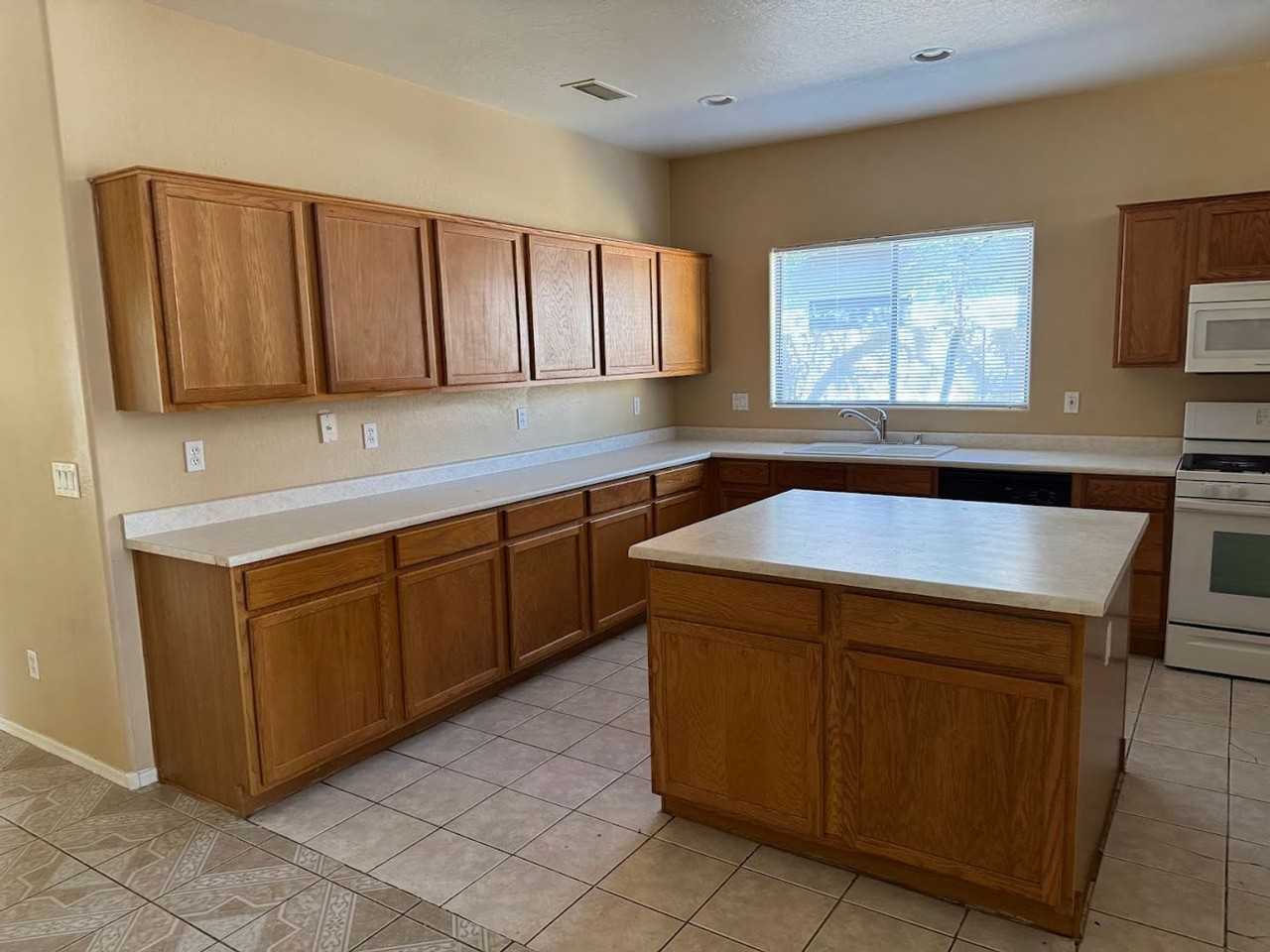 8337 W Cocopah St - Photo 4 of 24