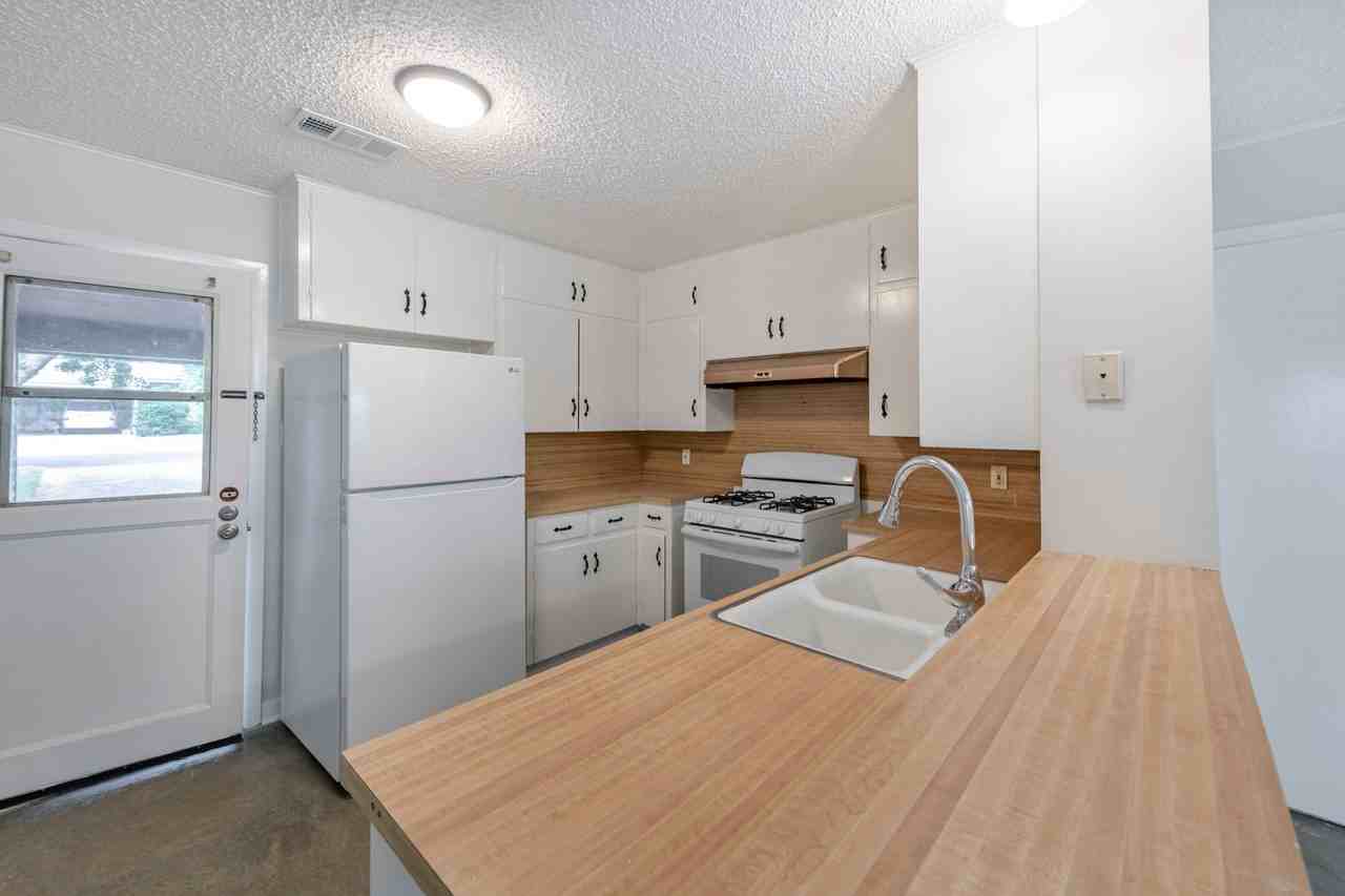 1904 Ridgemont Dr - Photo 4 of 14