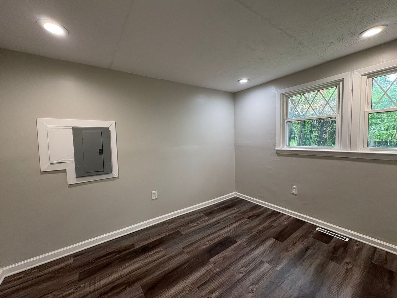 649 Maplewood Ave - Photo 6 of 11