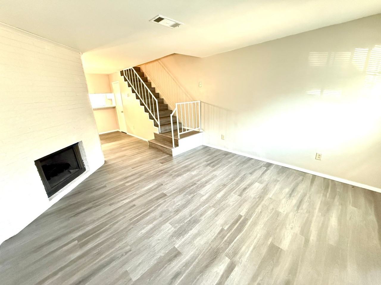 629 Carriagehouse Ln - Photo 5 of 11