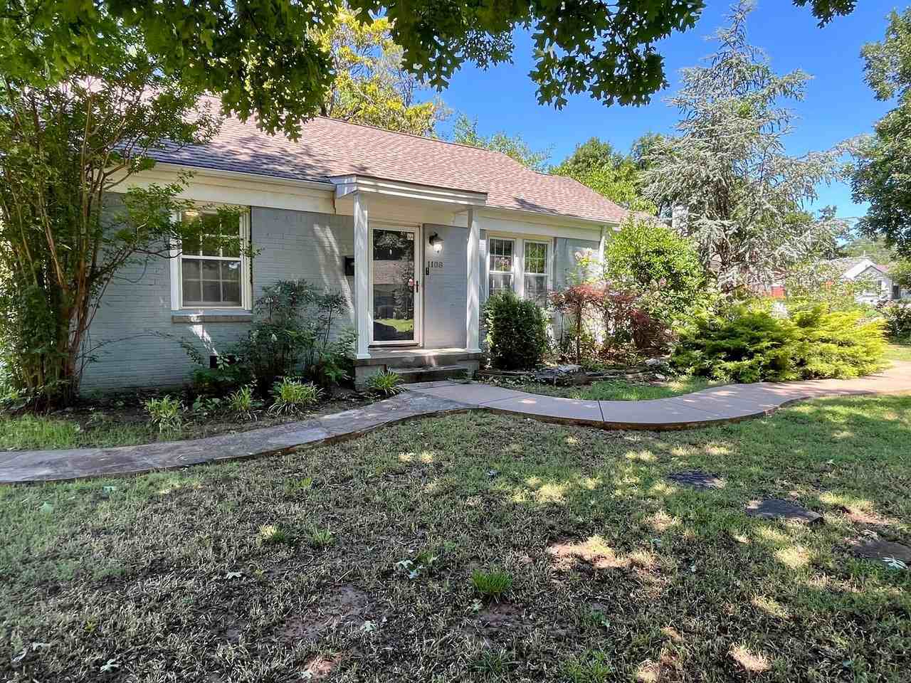 1108 Woodlawn Pl - Photo 2 of 23