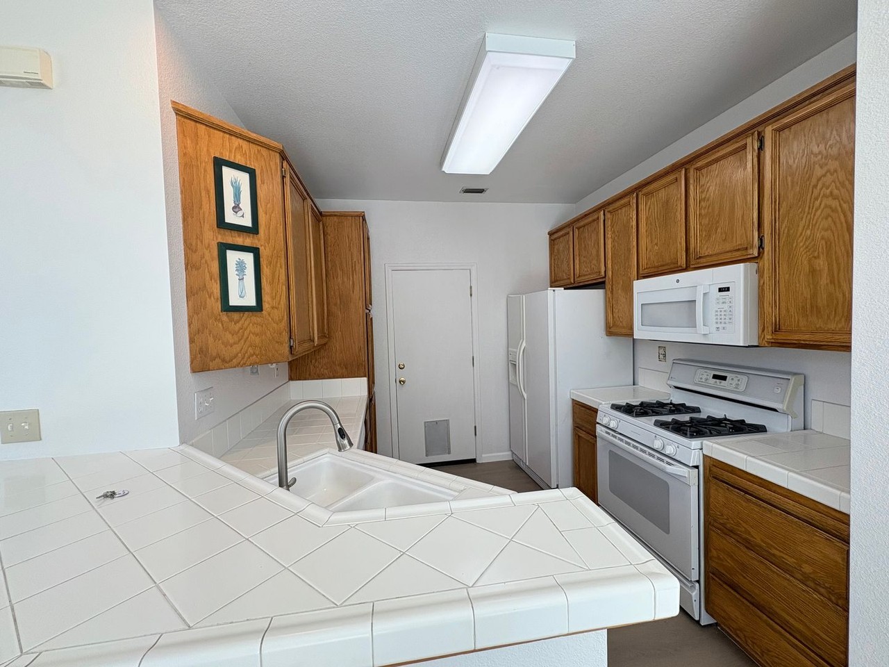1088 Glenwillow Dr - Photo 4 of 18
