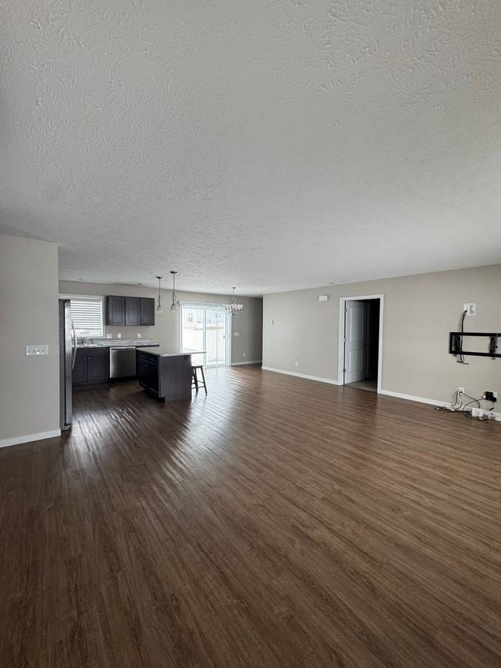 5085 Liberty Dr - Photo 6 of 28