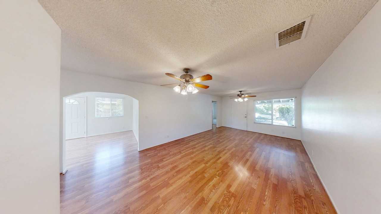 318 Marian Way - Photo 4 of 16