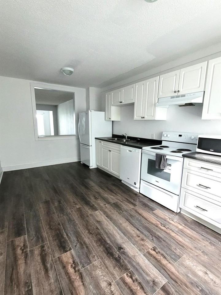 916 - 916 1st Avenue West - 916b - Photo 2 of 10