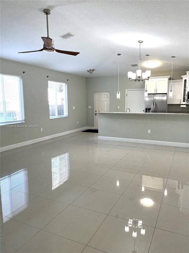 1125 Nw 2nd Ave #1125A - Photo 4 of 8