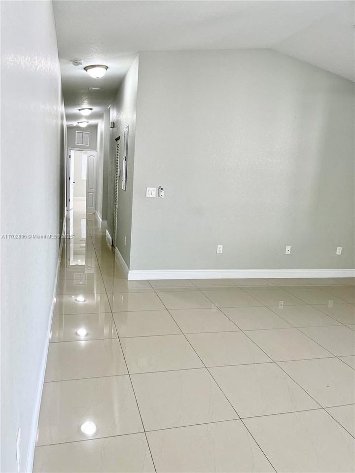 1125 Nw 2nd Ave #1125A - Photo 6 of 8