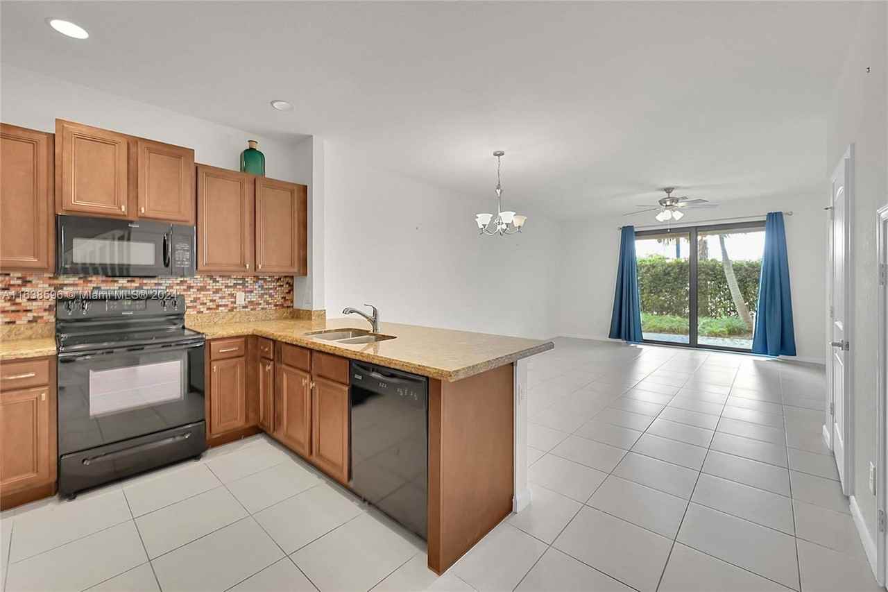 4204 N Dixie Hwy #4204D - Photo 2 of 8