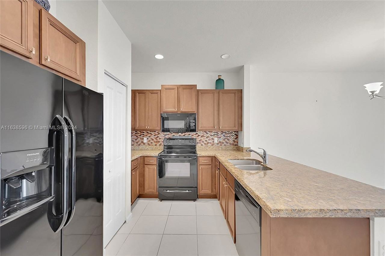 4204 N Dixie Hwy #4204D - Photo 4 of 8