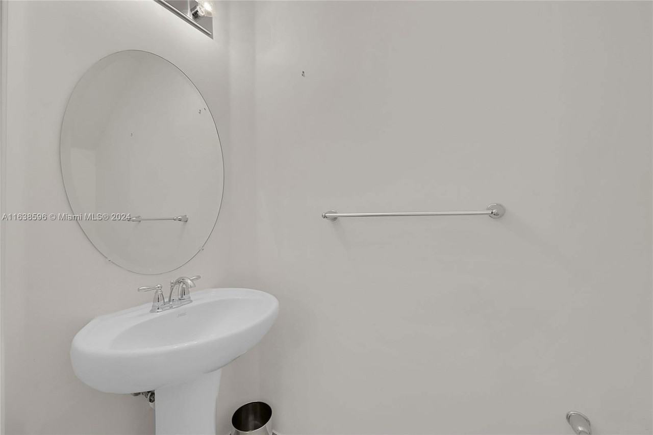 4204 N Dixie Hwy #4204D - Photo 5 of 8