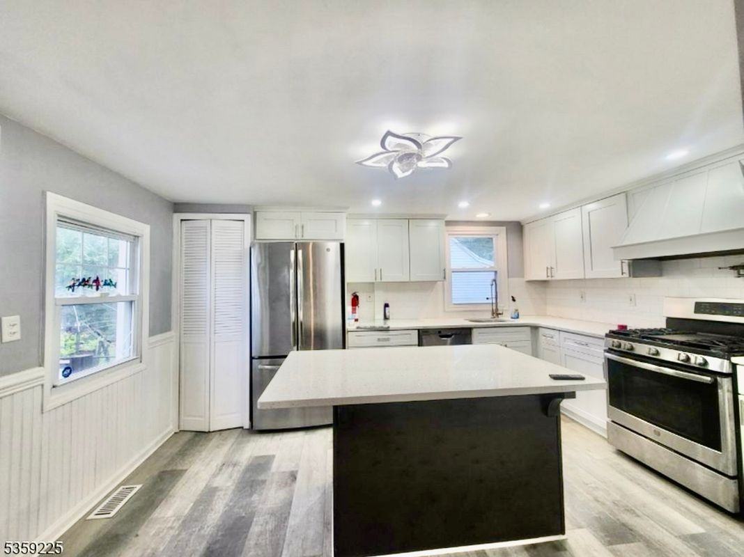 126 Seabreeze Ave - Photo 3 of 17