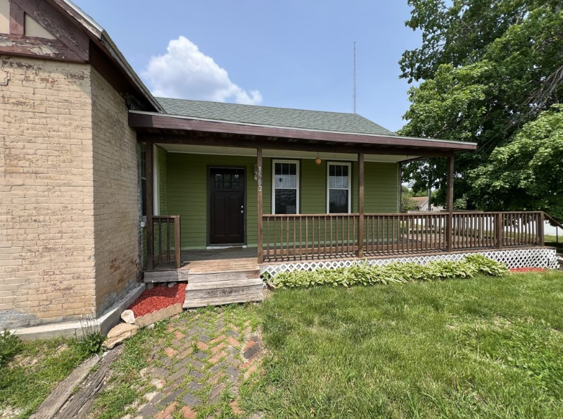 1502 Mount Pleasant St - Photo 2 of 13