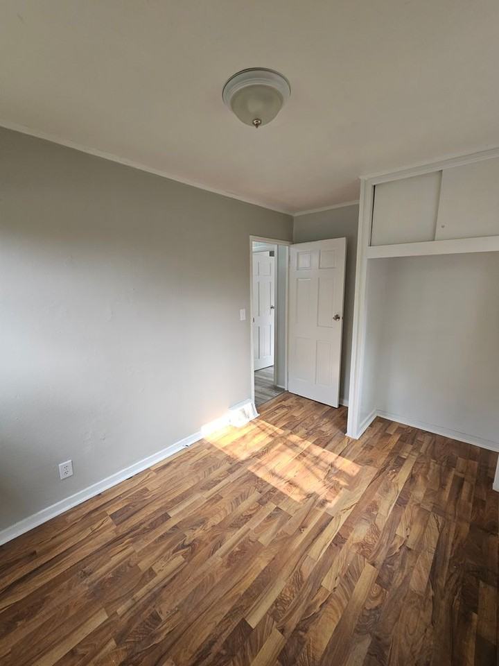 421 W 11th St - Photo 2 of 7