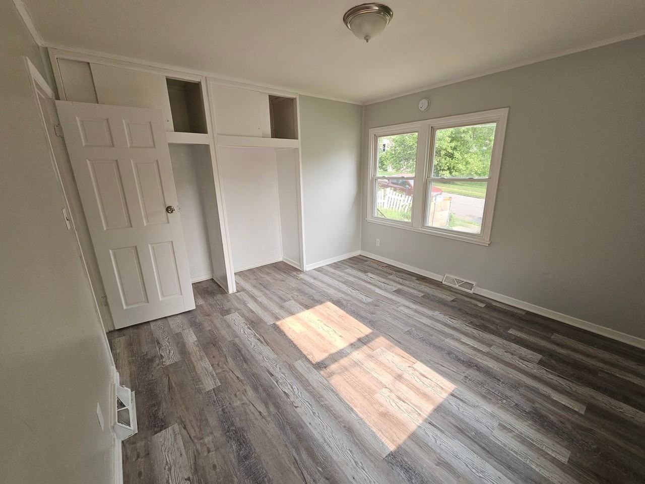 421 W 11th St - Photo 3 of 7