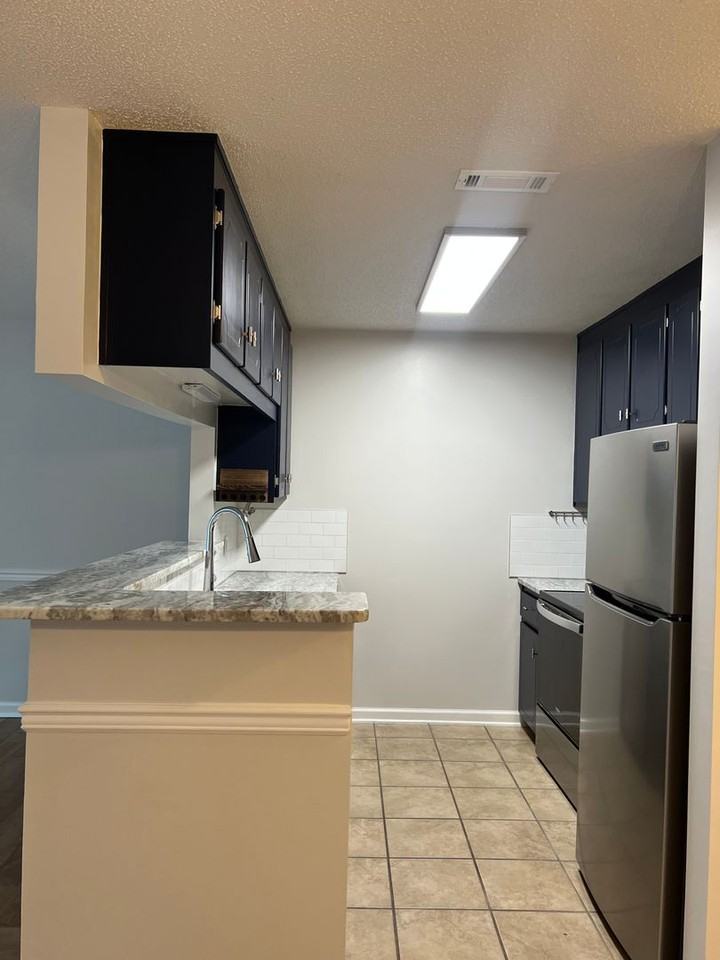 105 Winthrope Ln - Photo 3 of 23