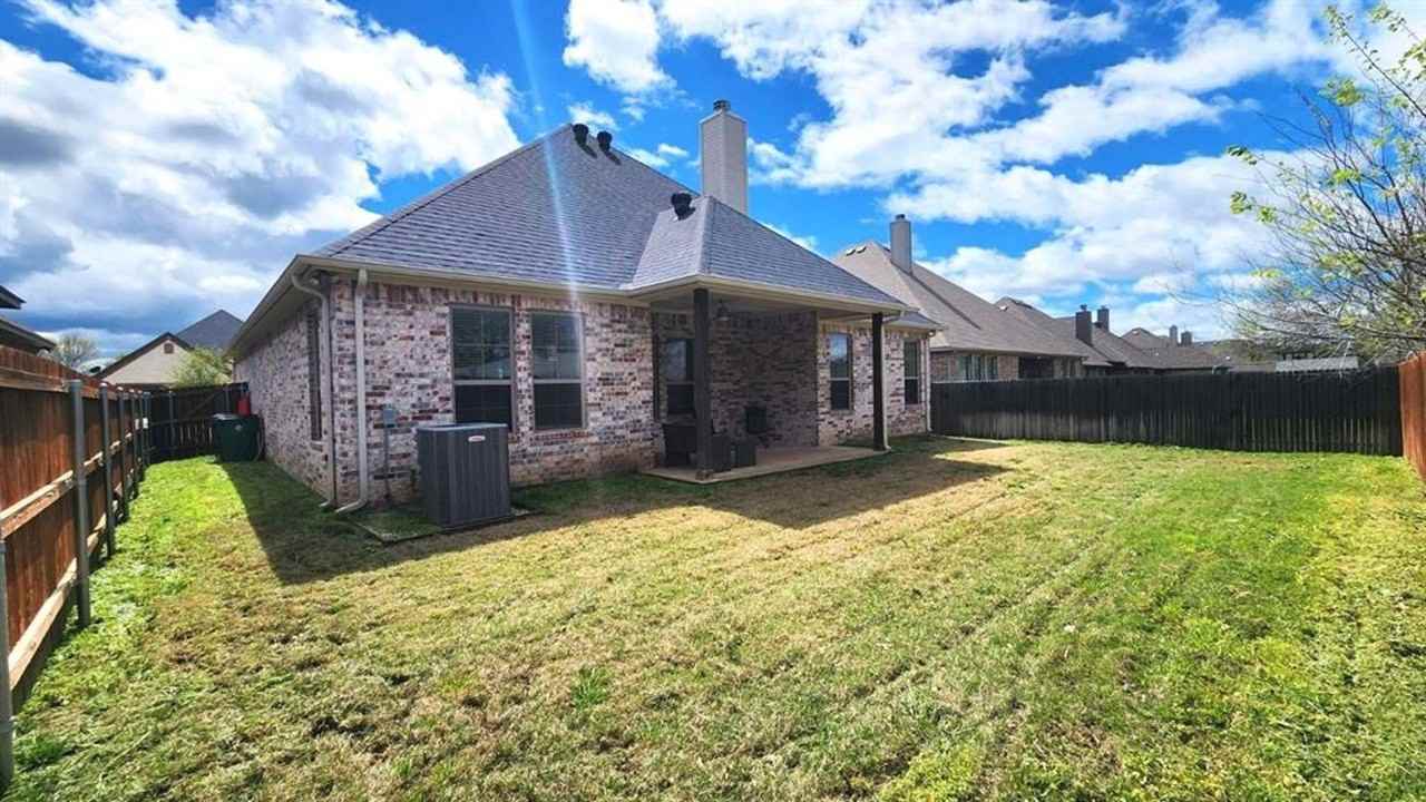 205 Windy Glen Dr - Photo 2 of 29