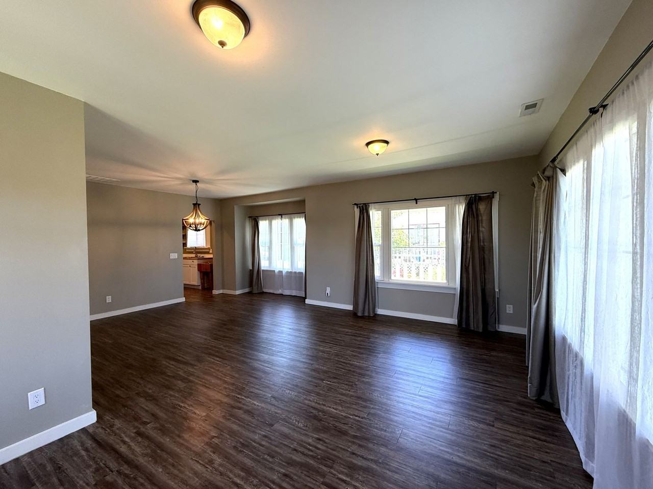 1015 23rd St - Photo 3 of 12