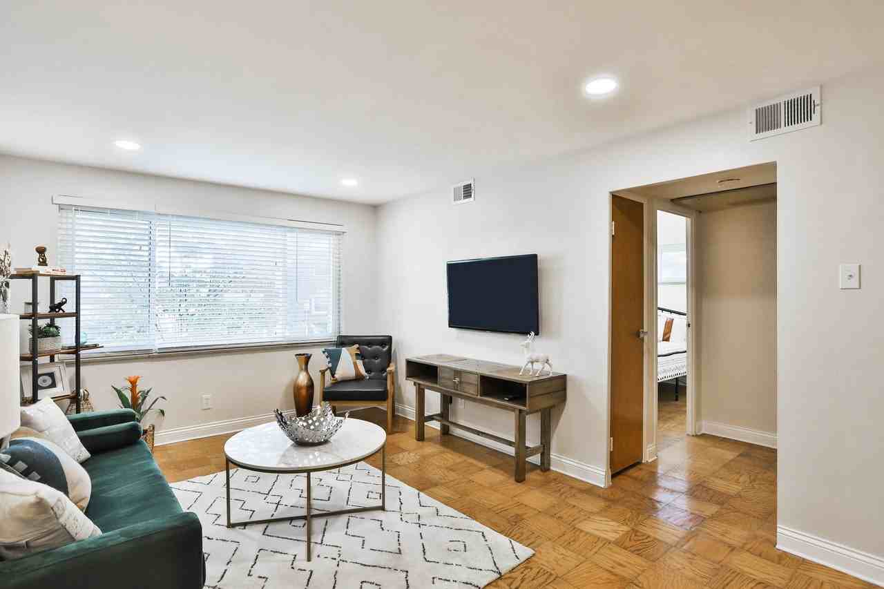 7055 Hampton Ave - Photo 6 of 36
