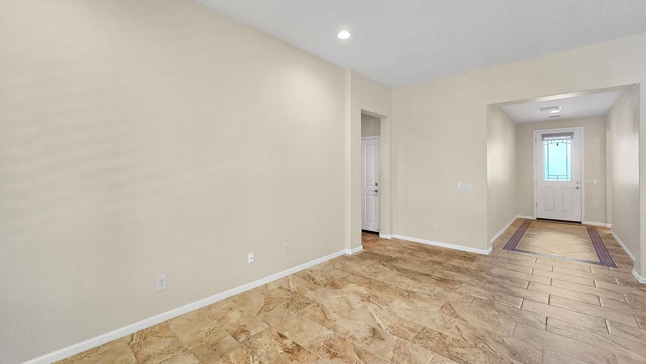16374 W Amelia Dr - Photo 4 of 29