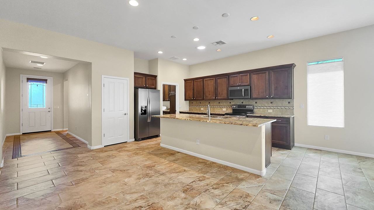 16374 W Amelia Dr - Photo 5 of 29