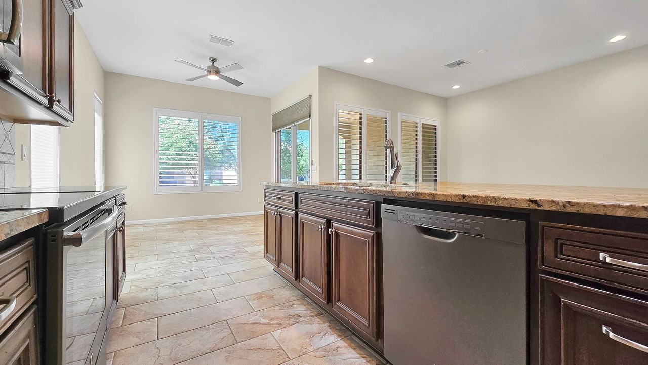 16374 W Amelia Dr - Photo 7 of 29