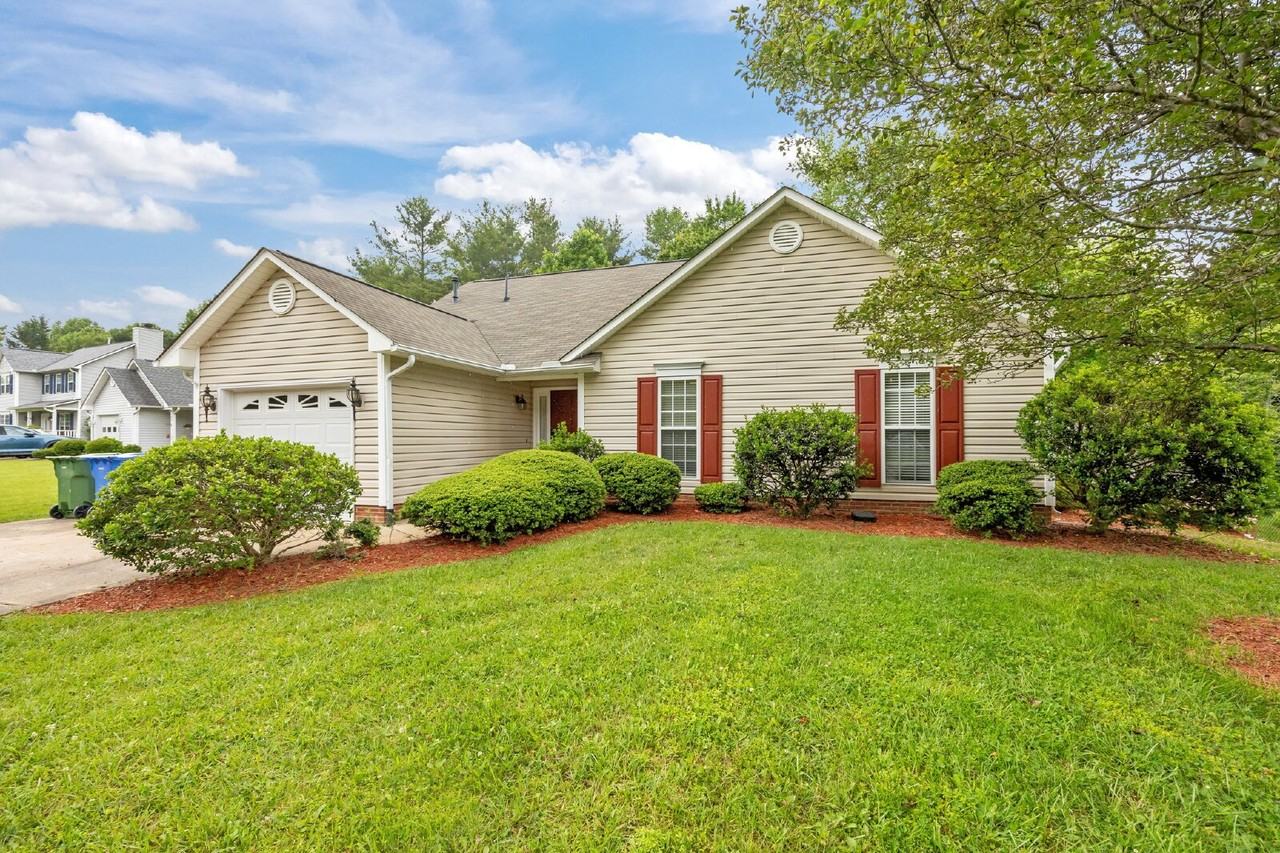 385 Glensprings Dr - Photo 3 of 33