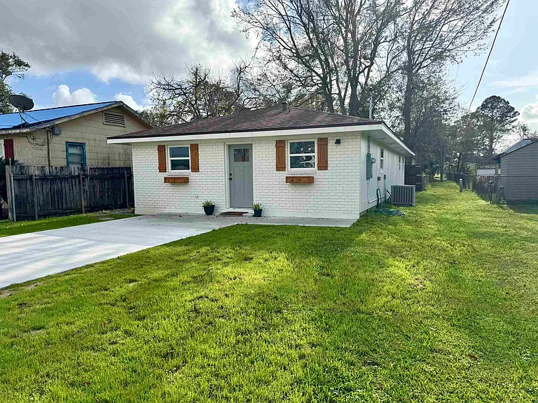 112 Myrtle St - Photo 2 of 16