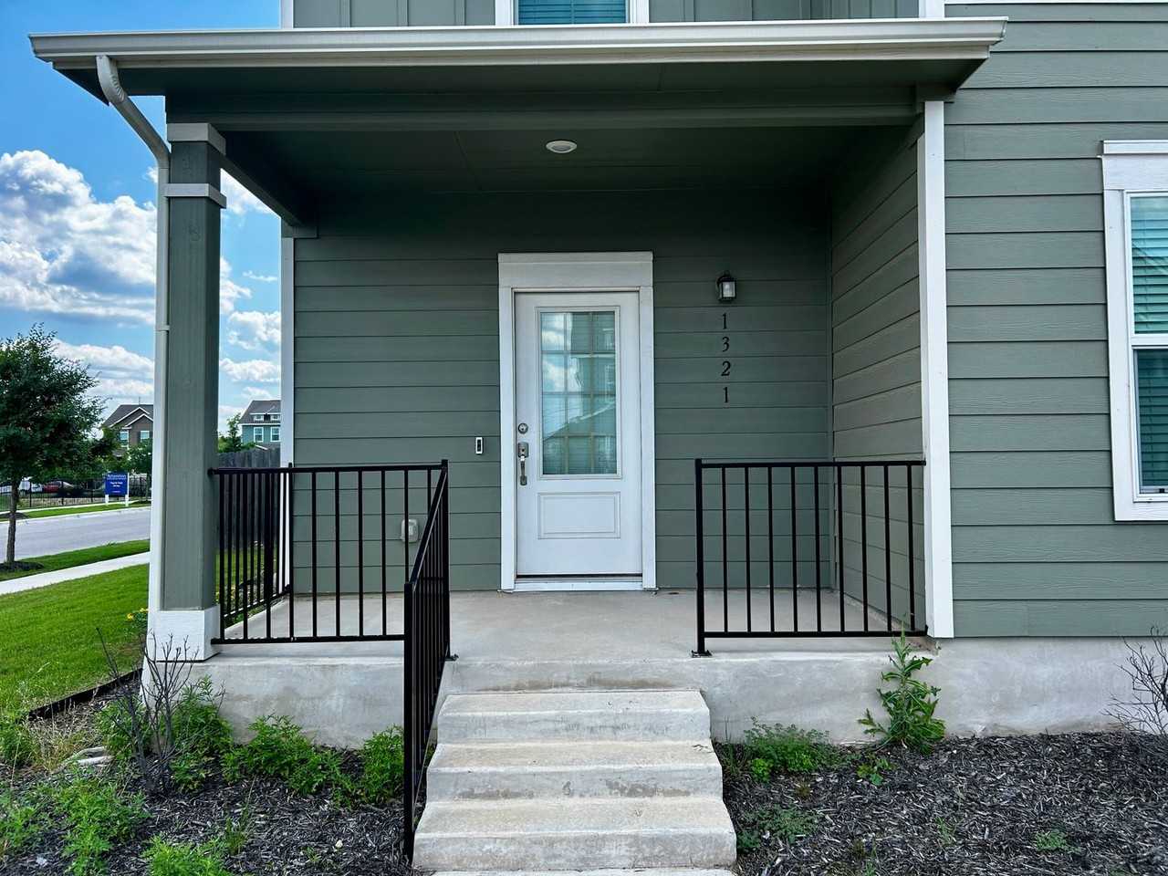 1321 Weatherford Ln - Photo 4 of 33