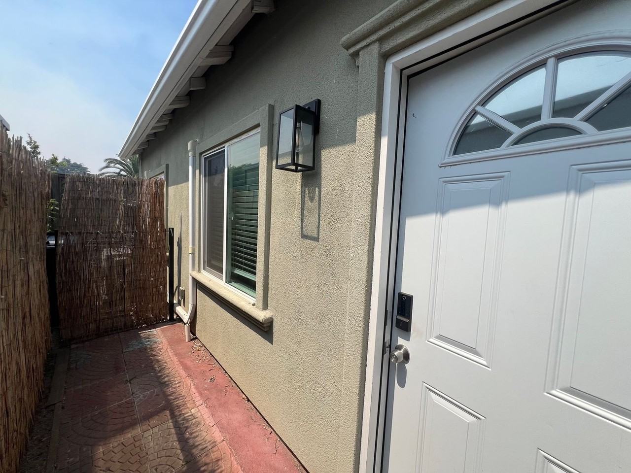 1498 Ford Ave - Photo 2 of 15