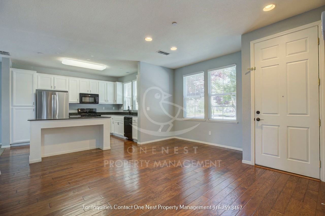 862 Courtyards Loop - Photo 5 of 31