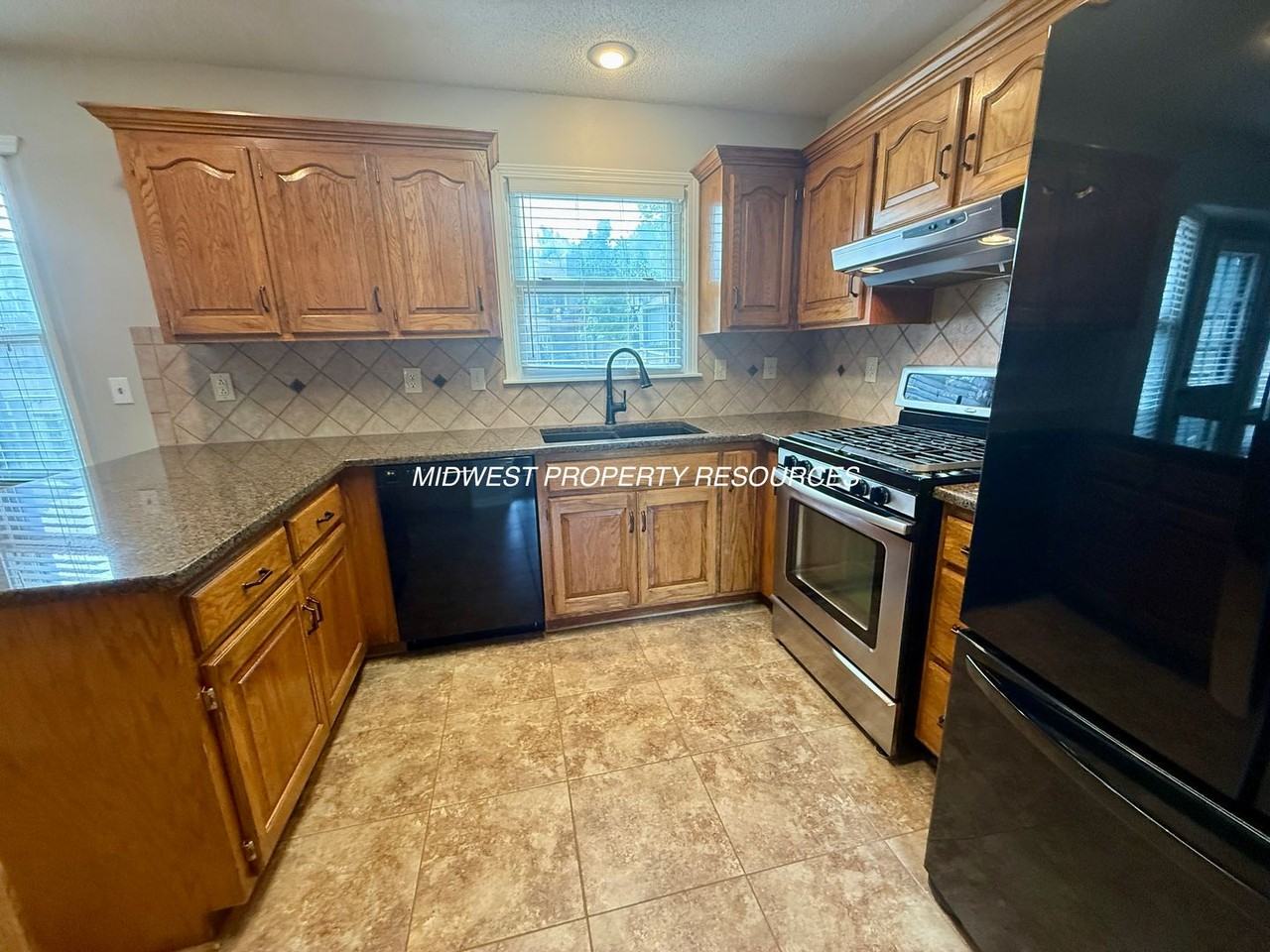 2421 Ne Carousel Cir - Photo 3 of 23