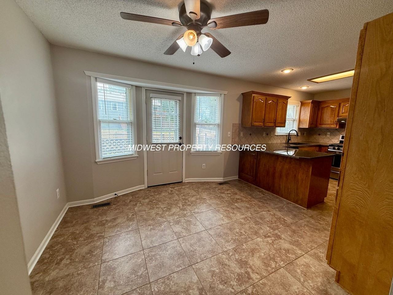 2421 Ne Carousel Cir - Photo 4 of 23
