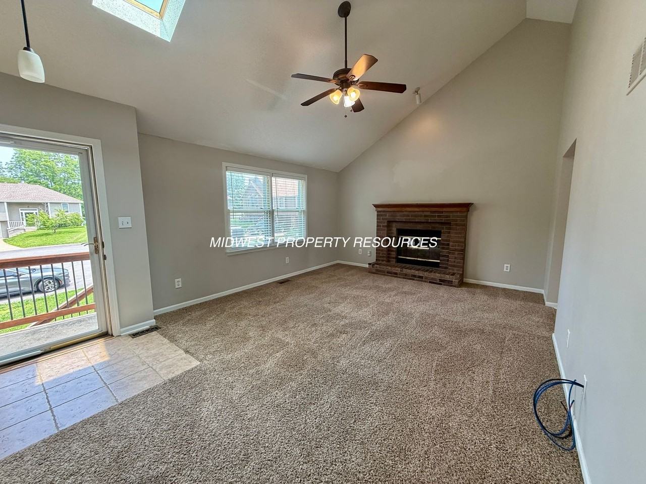 2421 Ne Carousel Cir - Photo 5 of 23