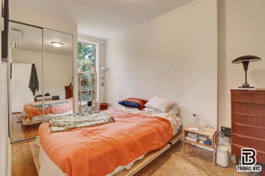 955 Seneca Ave - Photo 4 of 10