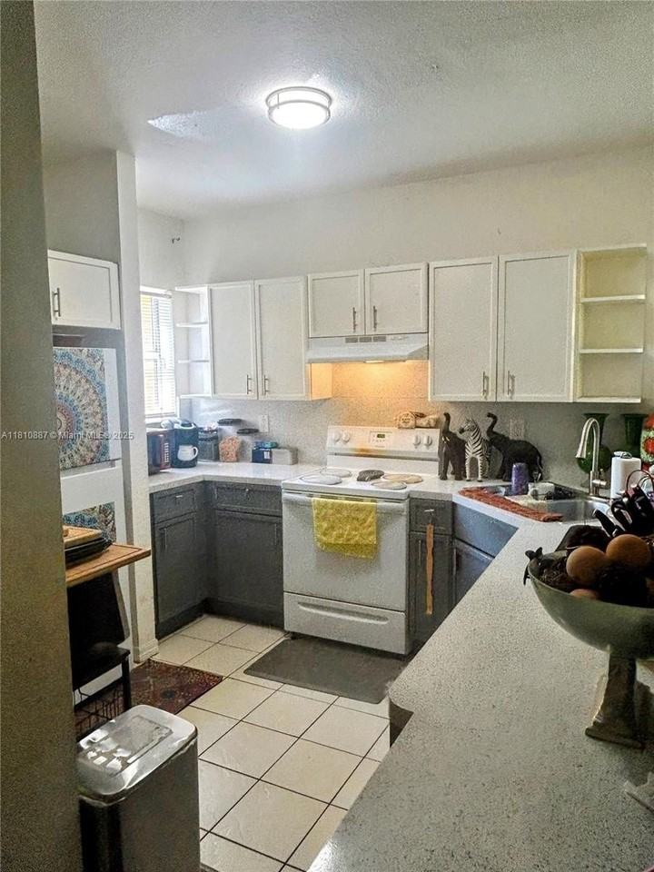 972 Sw 6th Ave - Photo 3 of 24