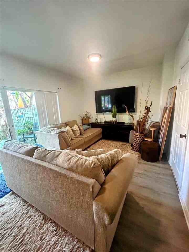 972 Sw 6th Ave - Photo 5 of 24