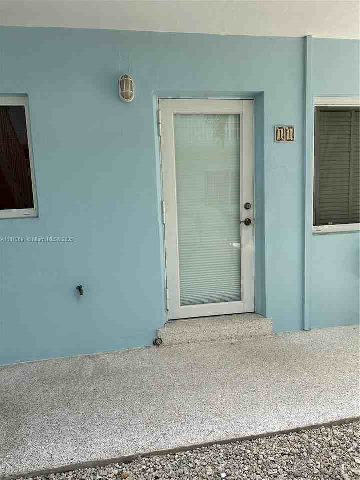 401 Collins Ave #11 - Photo 5 of 14