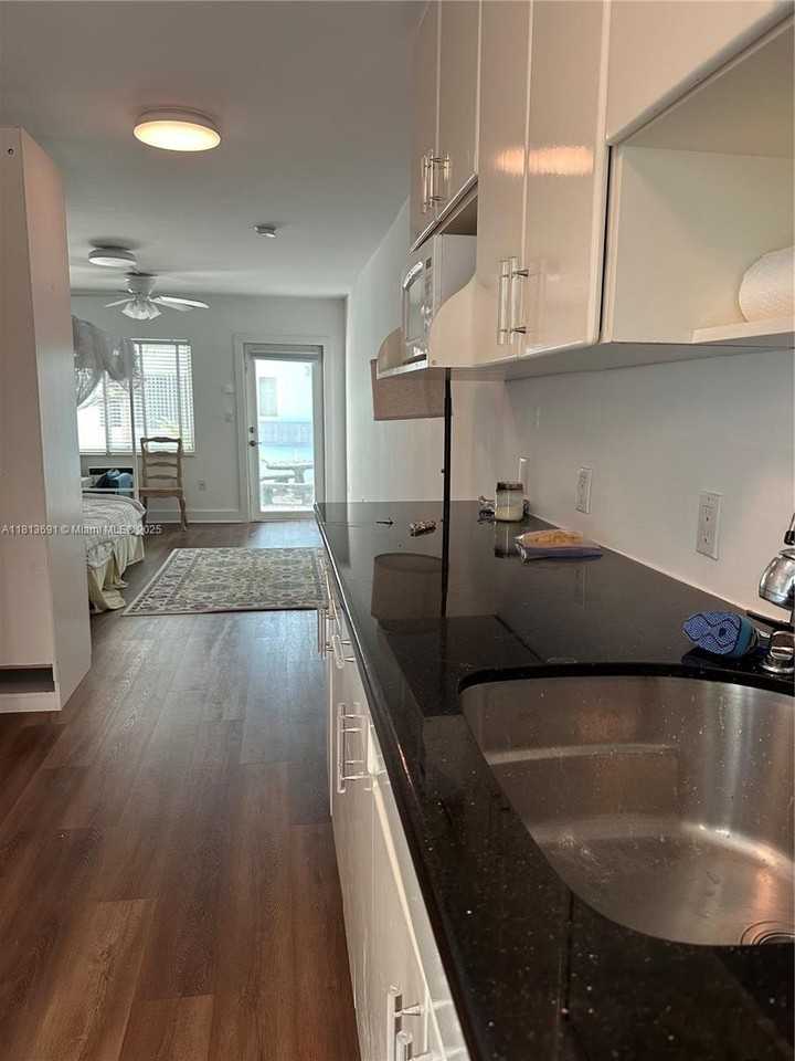 401 Collins Ave #11 - Photo 6 of 14