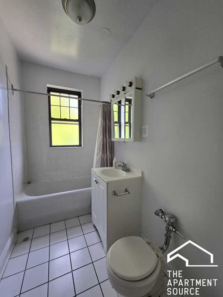 927 Forest Ave #2E - Photo 6 of 10