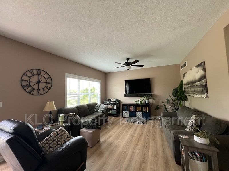 5401 Se 27th St - Photo 3 of 17