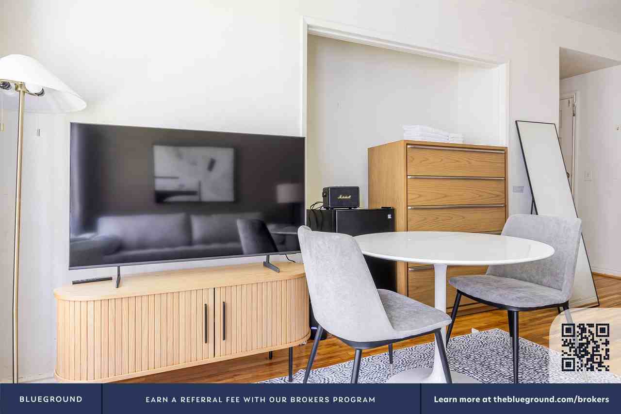 136 South Roxbury Drive - Photo 4 of 19