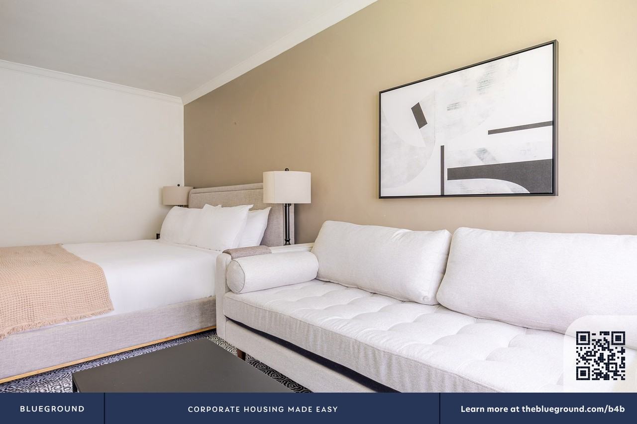 136 South Roxbury Drive - Photo 5 of 19