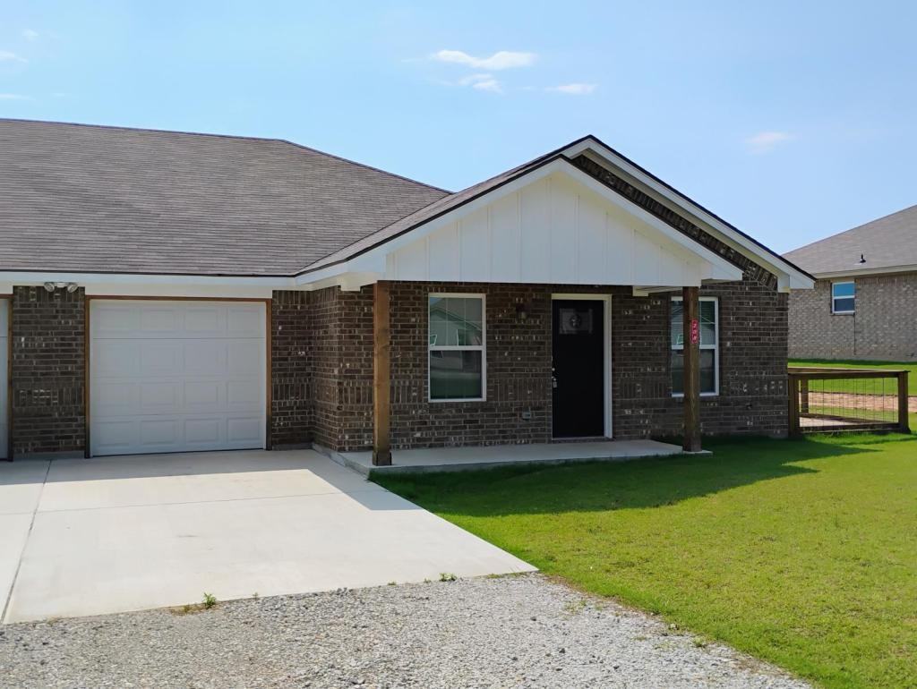 208 Hoover Ln - Photo 2 of 9