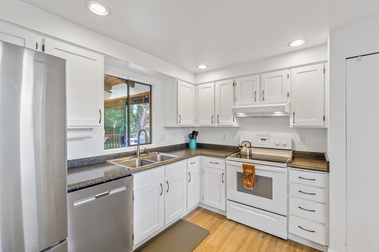 2104 Lincoln Pl Se - Photo 2 of 23