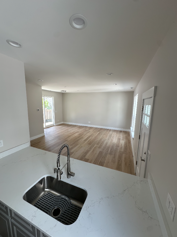 812 W 20th St - Photo 2 of 7