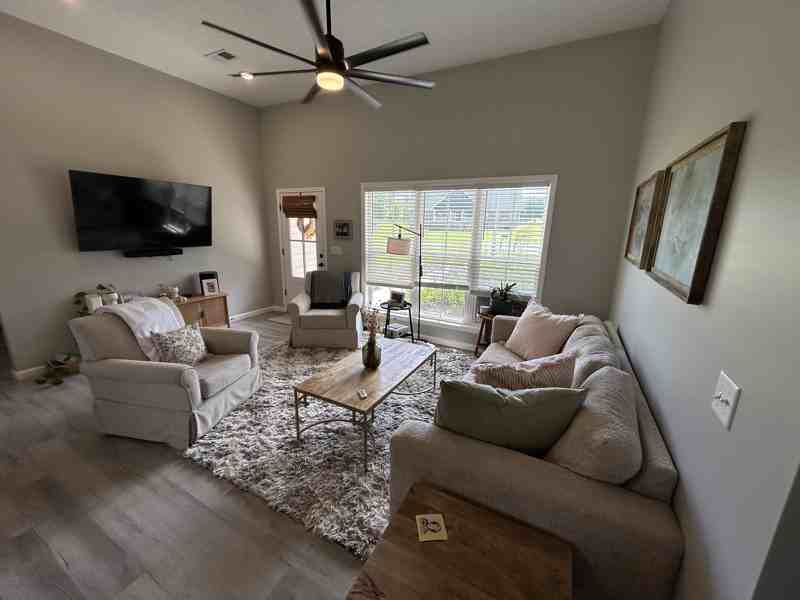 308 Lakeview Ct - Photo 2 of 16