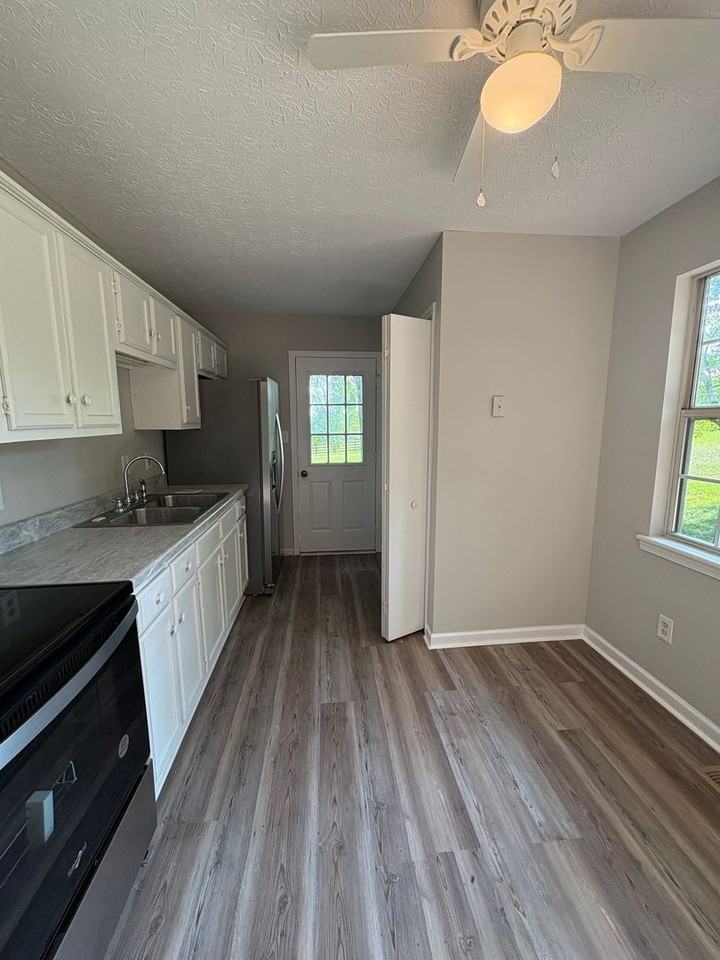 1982 Mount Lebanon Rd - Photo 3 of 8