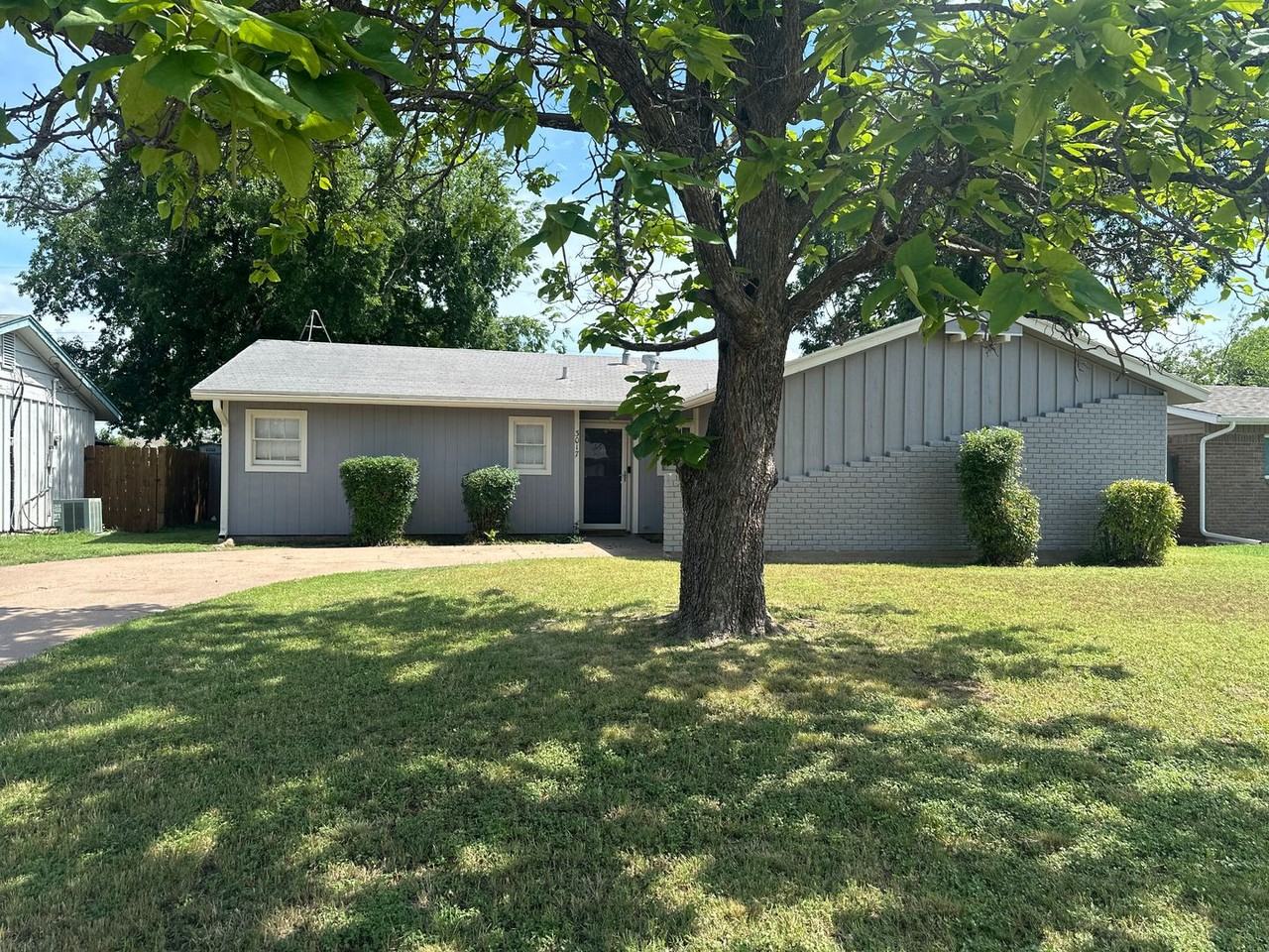 3017 Bennett Dr - Photo 2 of 37