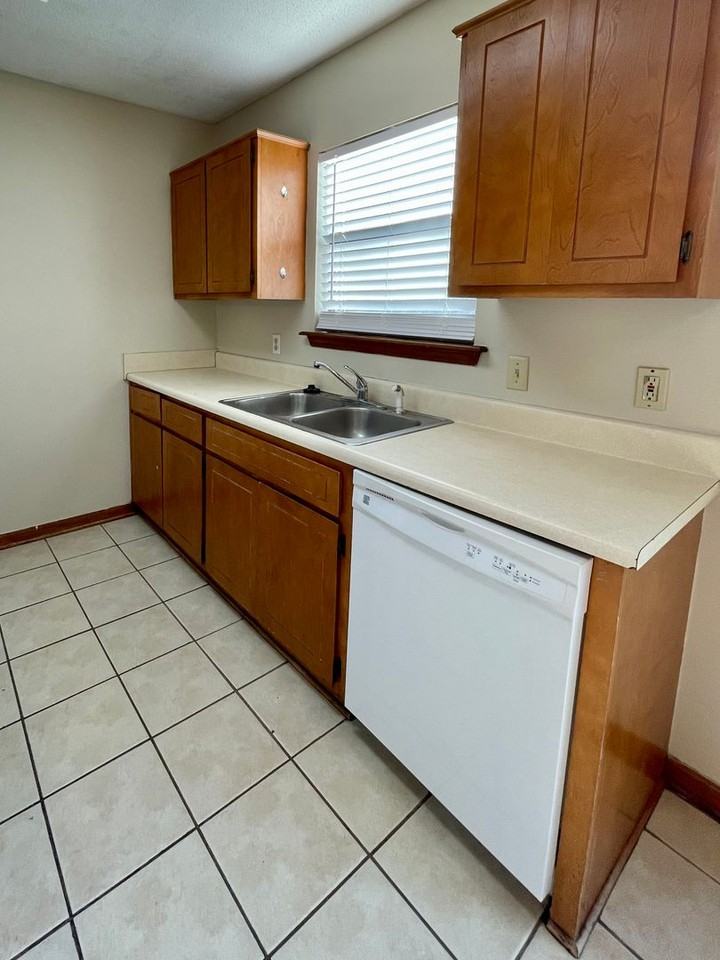 154 Greenacre Cir N - Photo 5 of 13