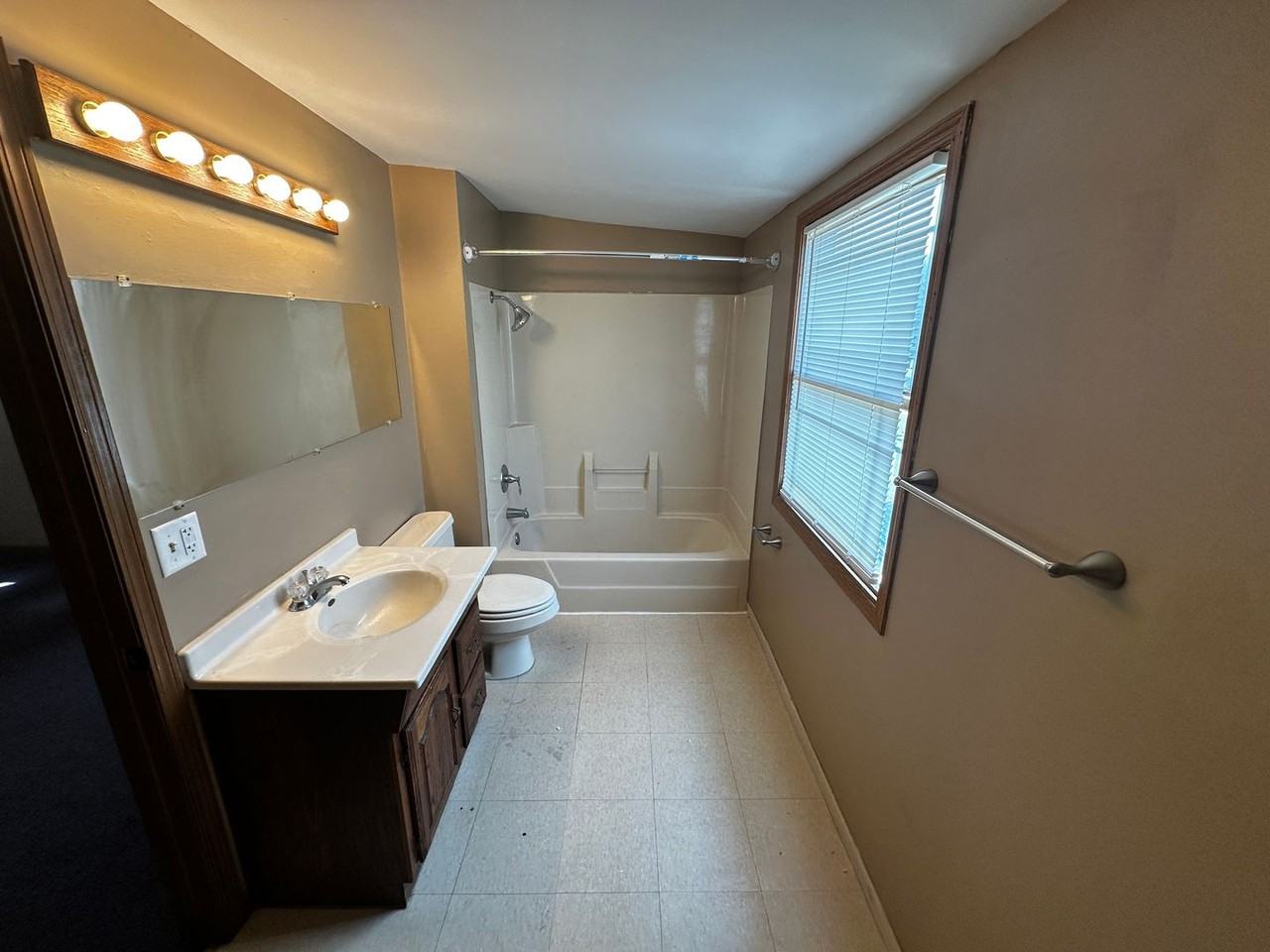 226 E Hyde Park Ave - Photo 2 of 4